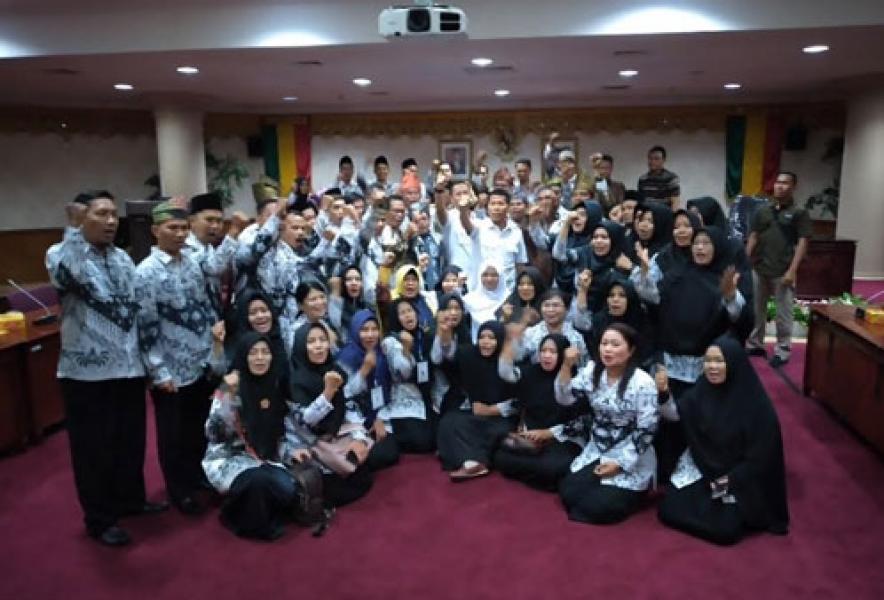 Kemendibud Diminta Evaluasi Keberadaan Guru Honor