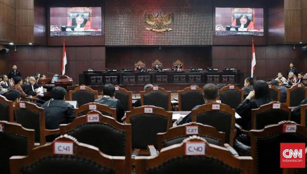 Kisah Honorer Mengejar Keadilan Hukum ke Istana sampai MK