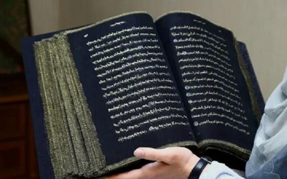 Luar Biasa, Pelukis Cantik Ini Menulis Ulang Alquran dengan Emas di Atas Kain Sutra