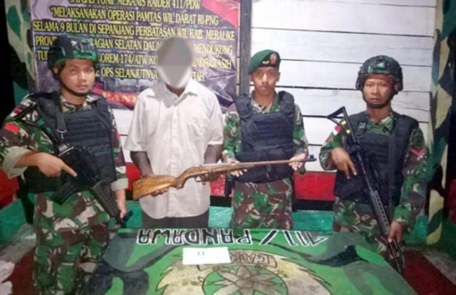 Mantan Simpatisan OPM Serahkan Senjata Kepada Satgas Yonif 411 Kostrad