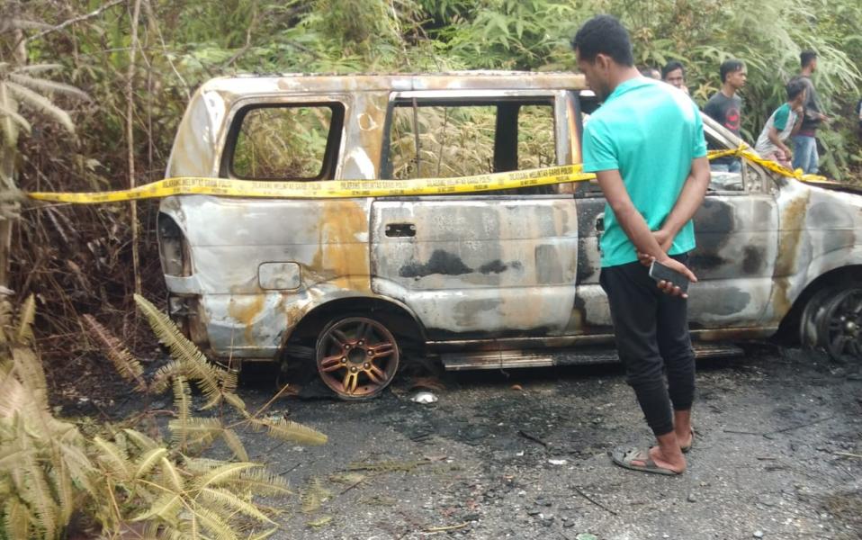 Mobil Pedagang Tepung Bakso di Bakar di Kampar, Korban Hilang
