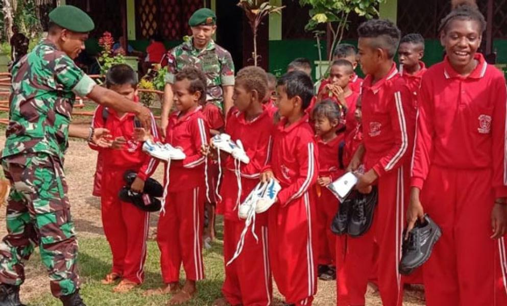 Motivasi Siswa di Perbatasan, Satgas Yonif 411 Kostrad Berikan Hadiah Sepatu Baru