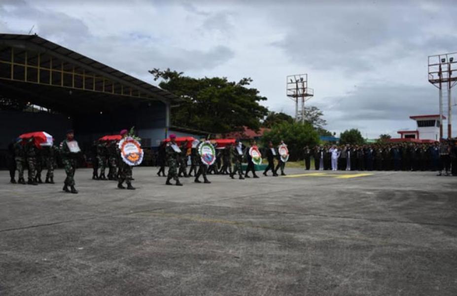 Panglima TNI Hadiri Upacara Militer Pelepasan Jenazah Kecelakaan Helikopter Mi-17