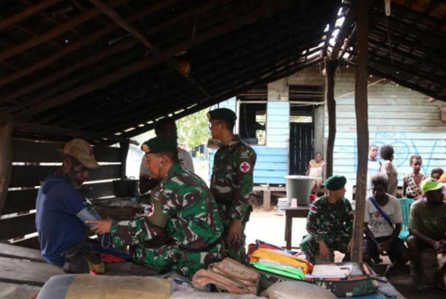 Peduli Warga Perbatasan, Satgas Pamtas Yonif 411 Kostrad Adakan Pengobatan Keliling