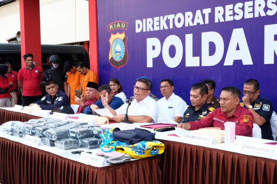 Polda Riau Tangkap 2 Orang Penyelundup 35 Kg Sabu Lewat Laut dari Malaysia