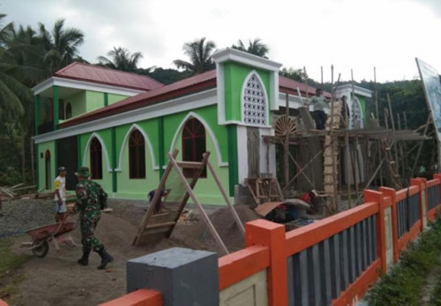 Prajurit Pamrahwan Maluku Yonif 136 Kerja Bakti Bantu Warga Bangun Balai Desa