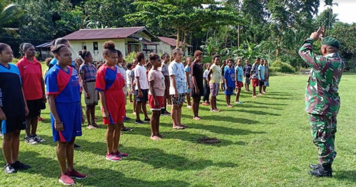 Prajurit Satgas Yonif 754 Kostrad Latih Kedisiplinan Anak-Anak Kampung Trimuris