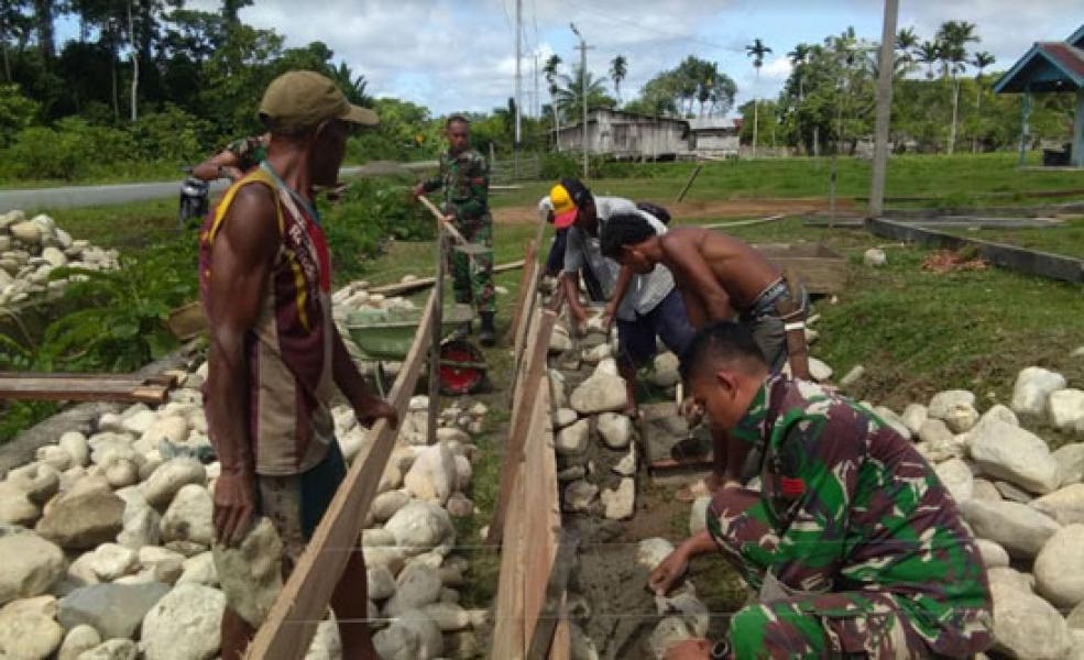 Prajurit TNI Bantu Warga Bangun Rumah di Pedalaman Papua