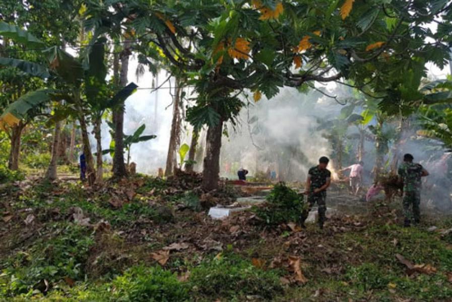 Satgas Pamrahwan Maluku Yonif 136 Karya Bakti Bersihkan TPU di Desa Negeri Lima