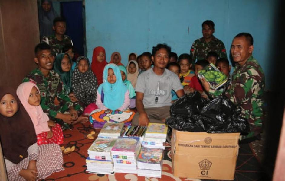 Satgas Pamtas RI-PNG Yonif 411 Bagikan Buku Tulis Untuk Anak-Anak Belajar Mengaji