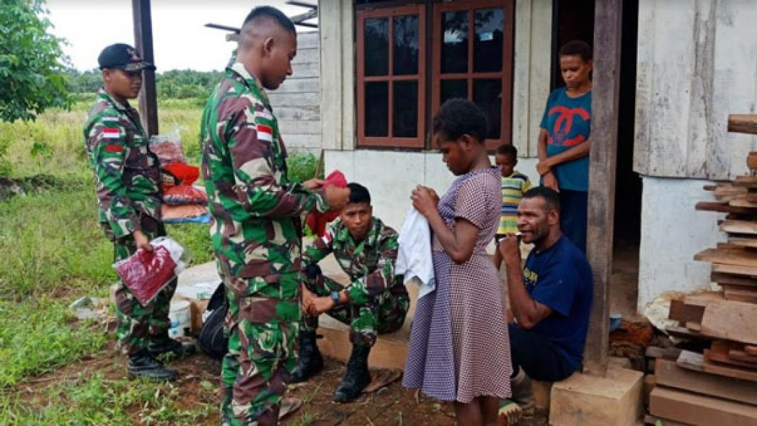 Satgas Pamtas RI-PNG Yonif 411 Kostrad Bagikan Pakaian Layak Pakai