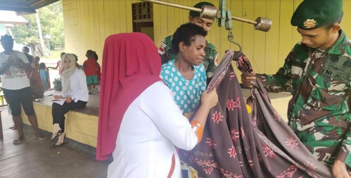 Satgas Yonif 754 Kostrad Bantu Sukseskan Kegiatan Posyandu di Kampung Dabra Papua