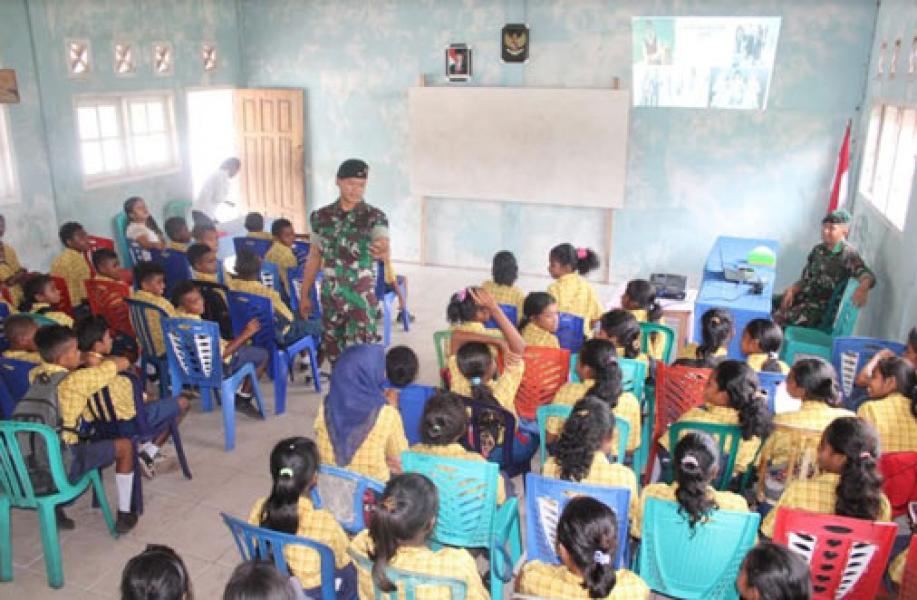 Satgas Yonif RK 136/TS Imbau Siswa SMP Negeri Mesiang Jauhi Miras