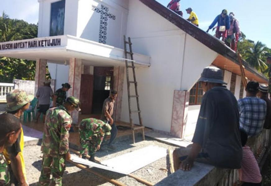 Sinergitas TNI-Polri Bantu Masyarakat Desa Titawai Maluku