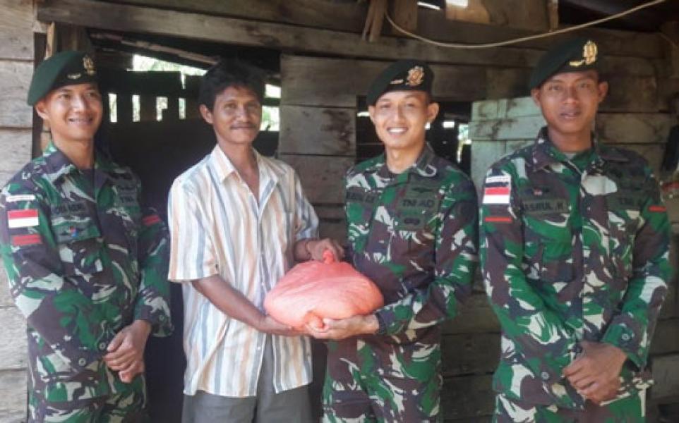 TNI Berbagi Kebahagiaan Untuk Warga Kurang Mampu di Perbatasan