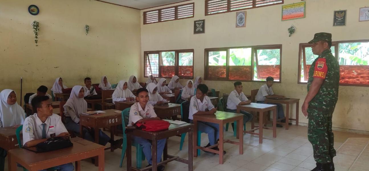 Tanamkan Jiwa Nasionalisme Babinsa Koramil 05/KK Kodim 0313/KPR Berikan Materi Wasbang di SMAN 1 Kampar Kiri