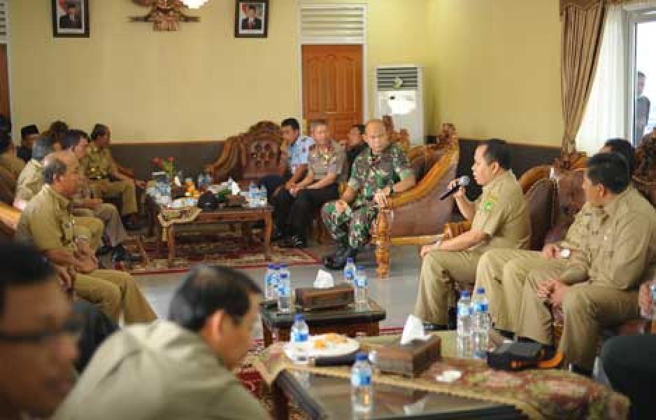 Bupati Irwan Desak Dibuatkan Hujan Buatan