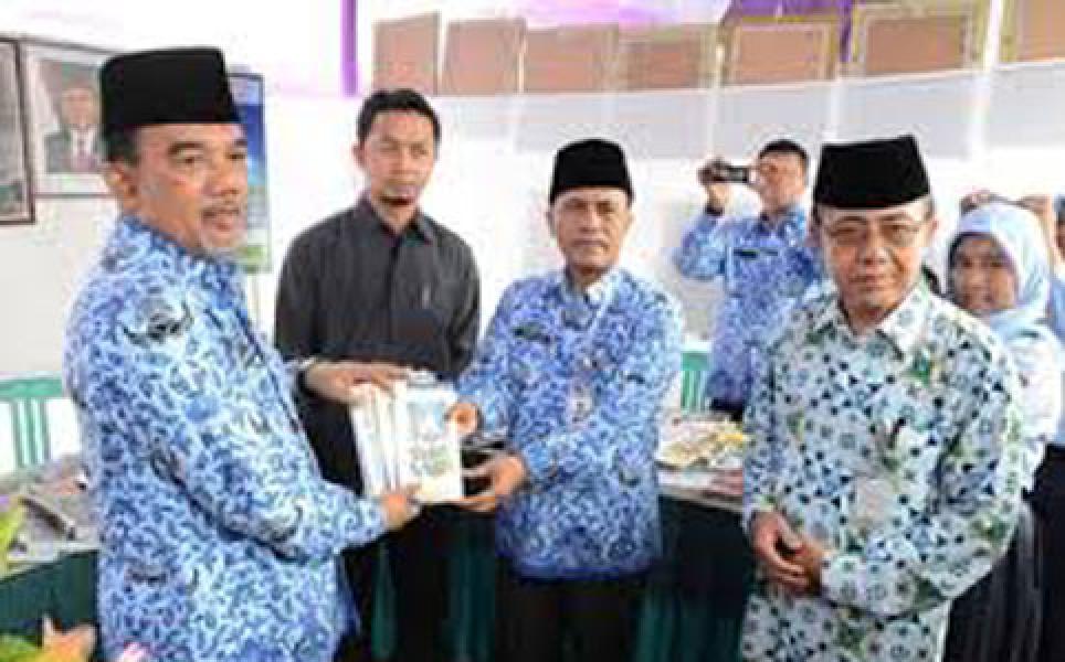 Bupati Minta Buku Buku Perpustakaan Di Sortir