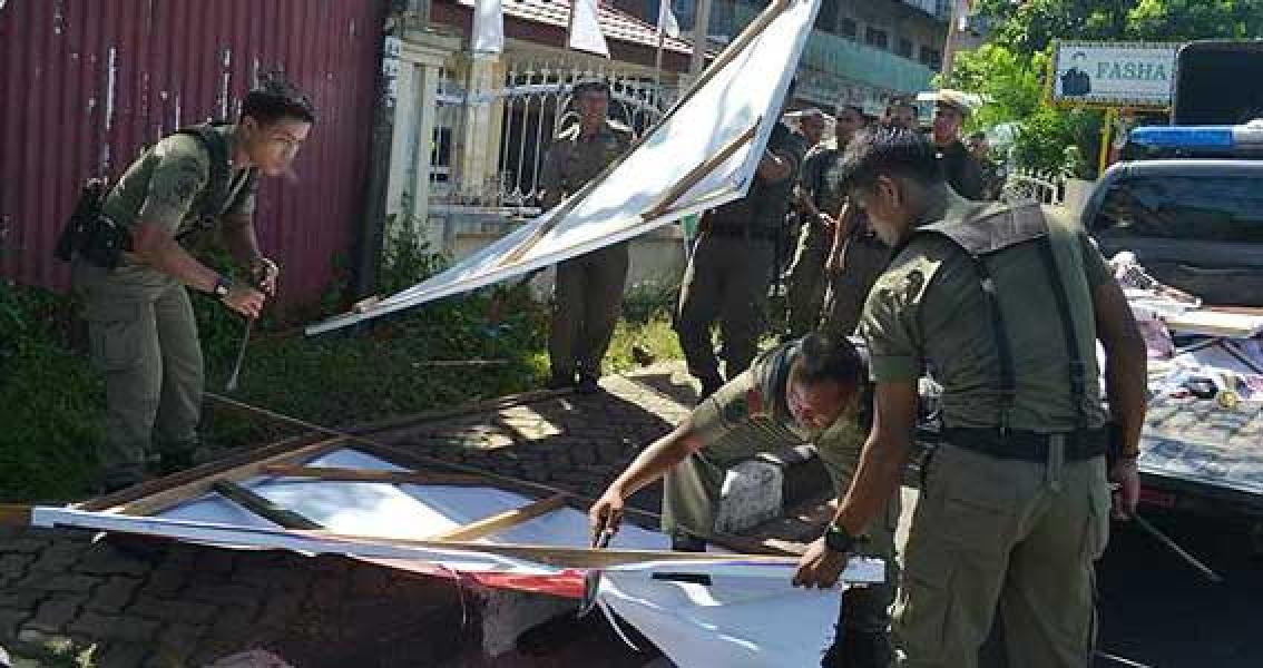 Caleg Partai Golkar Datangi KPUD Rohul