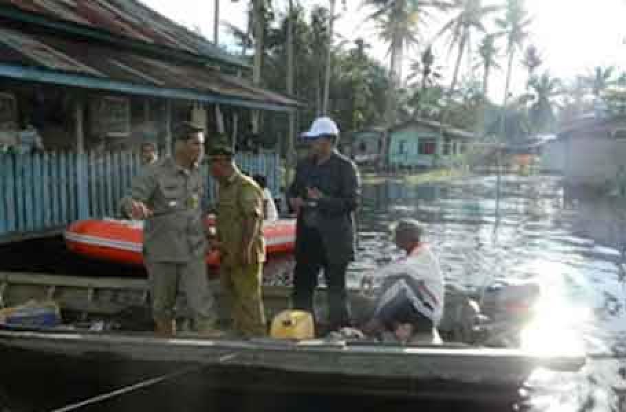 Diterjang Badai, Rumah Kakek Renta Terjun Ke Sungai Siak