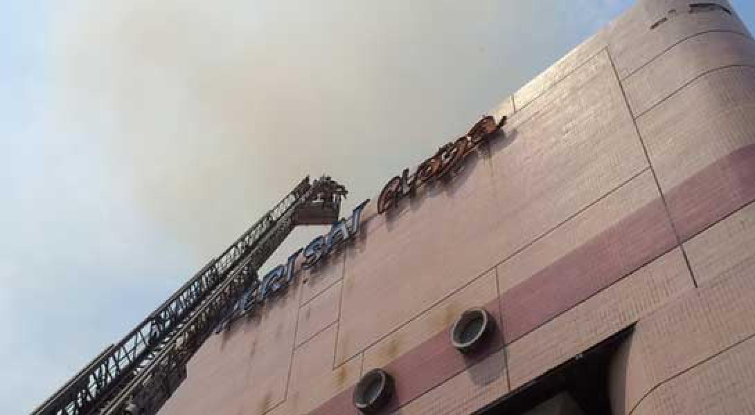Gedung Bekas Perisai Plaza Medan Terbakar