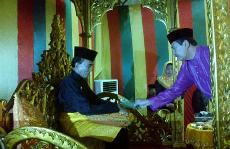 Kunker H Annas Maamun Ke Siak Disambut Tepuk Tepung Tawar