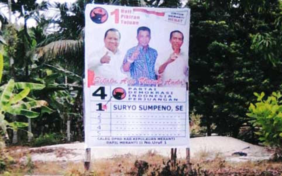Membandel, Baliho Sumpeno yang Menyertakan Bupati Masih Terpasang
