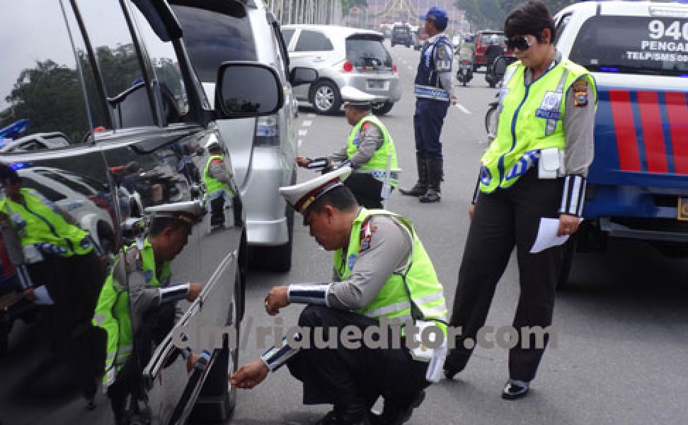 Parkir Sembarangan, Polisi Gemboskan Ban