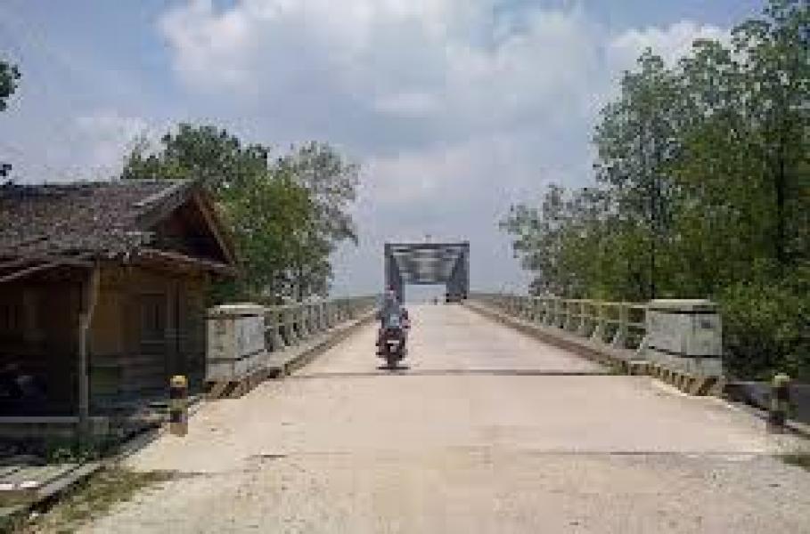 Pengangkutan Tiang Batu PLN Melewati Jembatan Perumbi