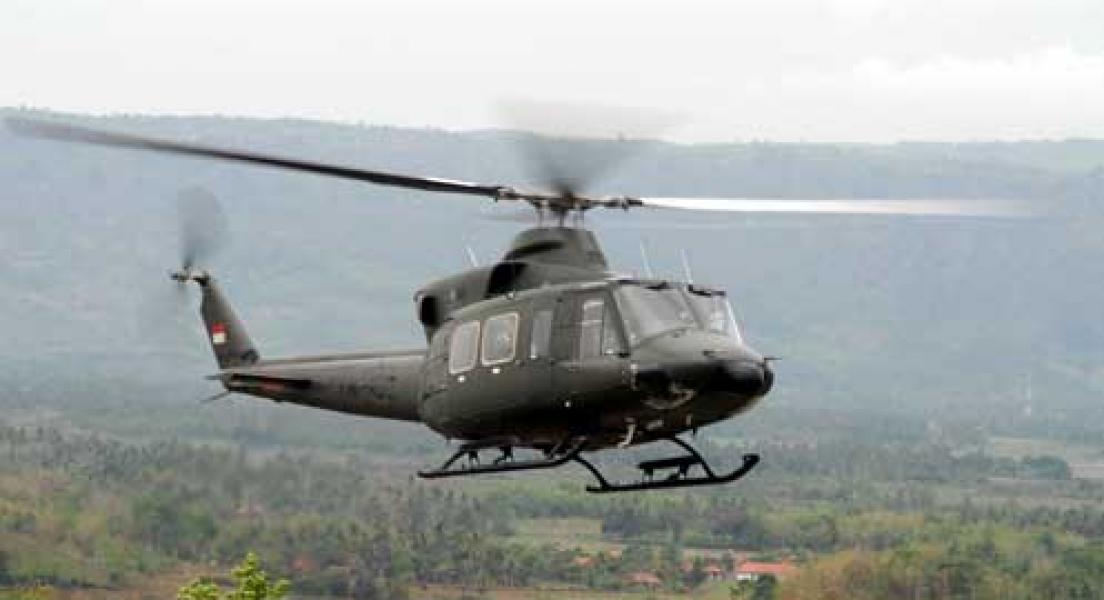 TNI AD Bantu Satu Helicopter Bell Padamkan Api