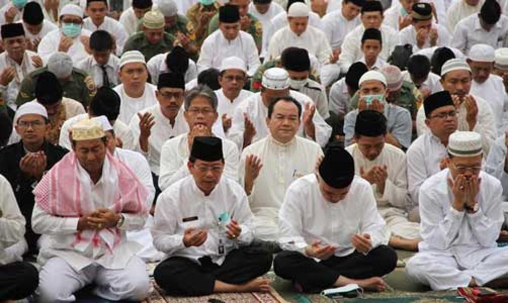 Wagubri Gelar Sholat Istisqa di Halaman Kantor Gubri