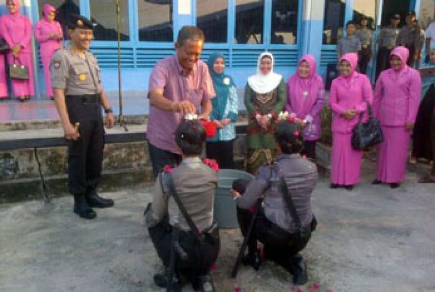 15 Polwan Tiba di Meranti Disambut Dengan Siraman Air Kembang