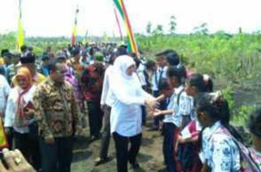 Anak-anak Suku Akit Minta Gedung Sekolah ke Mensos Khofifah
