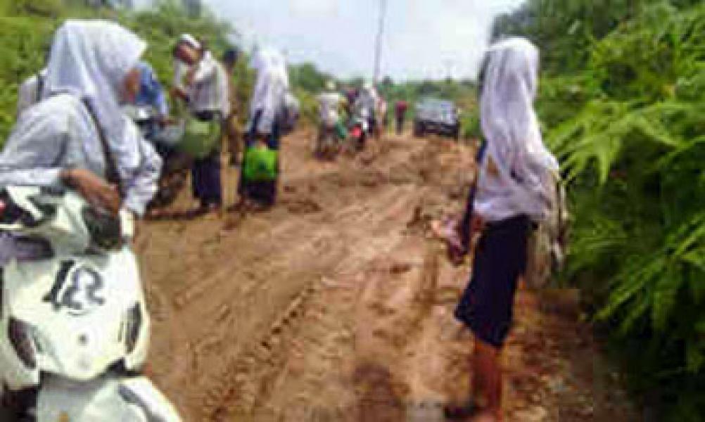 Anggota DPRD Kampar Prihatin Kondisi Jalan di Kecamatan Koto Kampar Rusak Parah