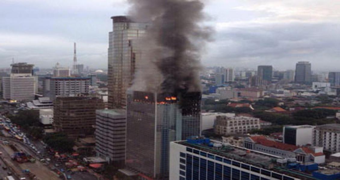 Bara Api Masih Terlihat di Lantai 19 Wisma Kosgoro