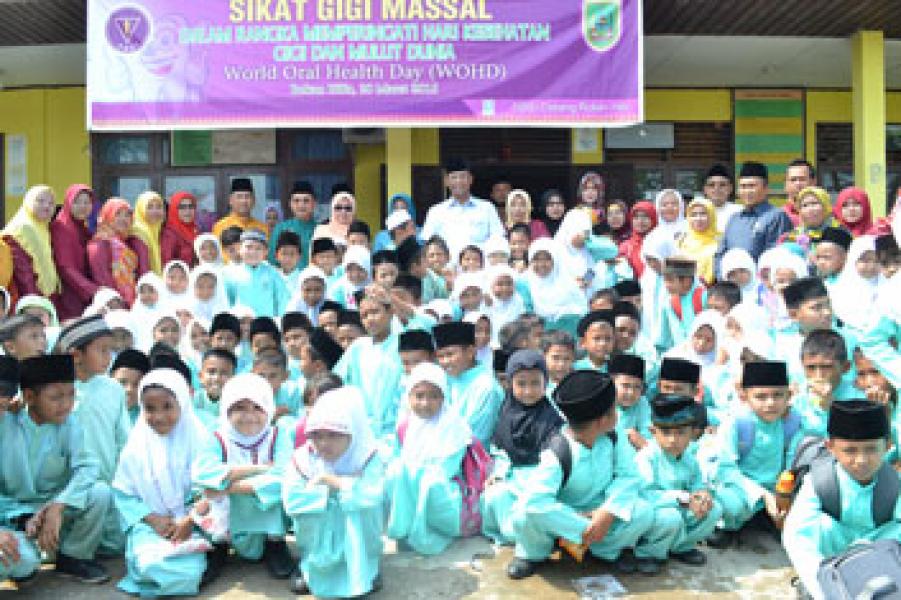 Bupati Suyatno Ajak Siswa Sikat Gigi 2 Kali Sehari