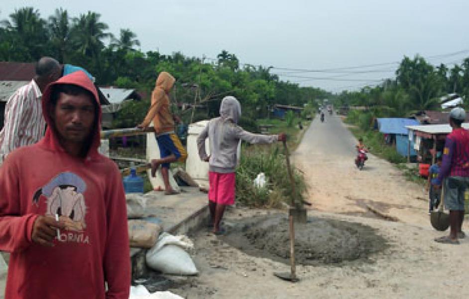 Delapan Pemuda Secara Swadaya Perbaiki Sisi Jembatan yang Rusak