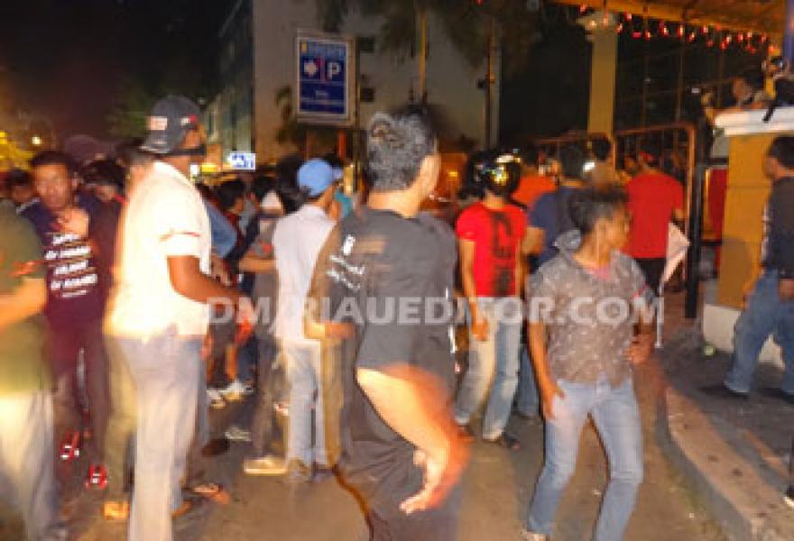 Demo Penutupan Tempat Hiburan Malam di Mal Pekanbaru Ricuh