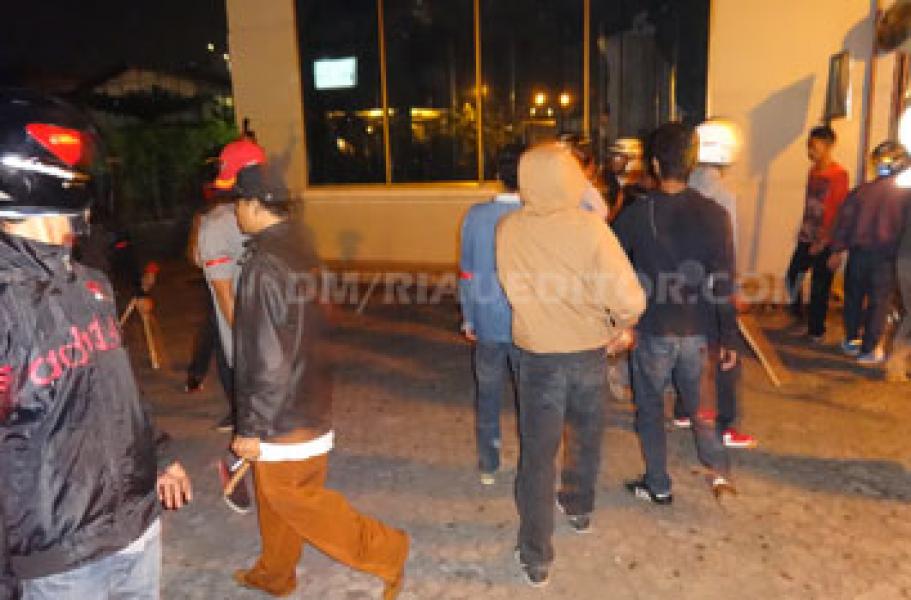 Demo Ricuh, Massa AMPER Telah Bekali Diri dengan Rotan