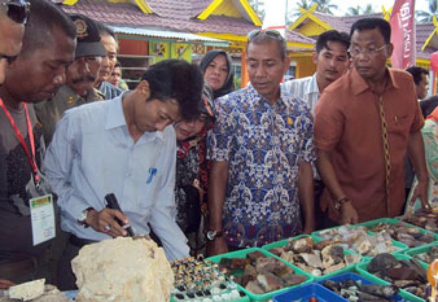 Dewan Juri Nilai Pulau Jemur Gemstone Fair 2015 Kontes Terbaik
