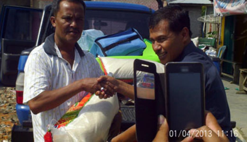 Dissosnaker Serahkan Bantuan Kepada Sukirman Korban Rumah Terbakar