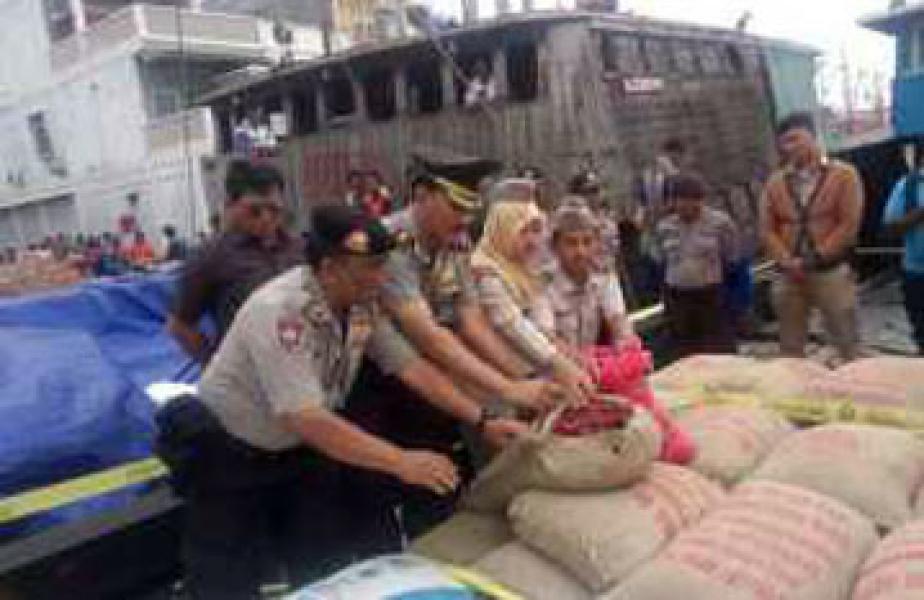 Ditpolair Mabes Polri Amankan Kapal Bermuatan Bawang Merah Illegal