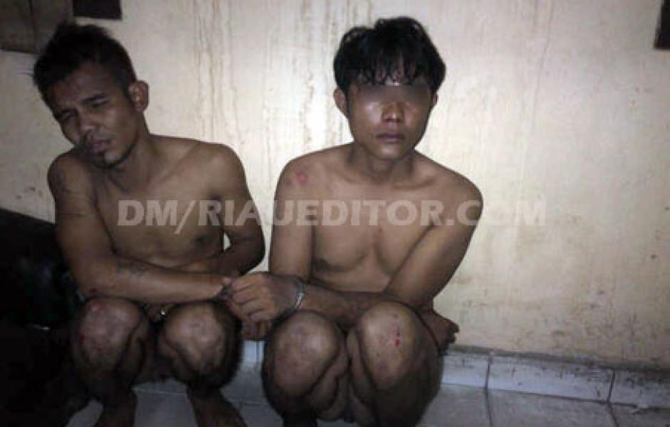 Dua Pelaku Jambret Babak Belur Dihakimi dan Ditelanjangi Warga