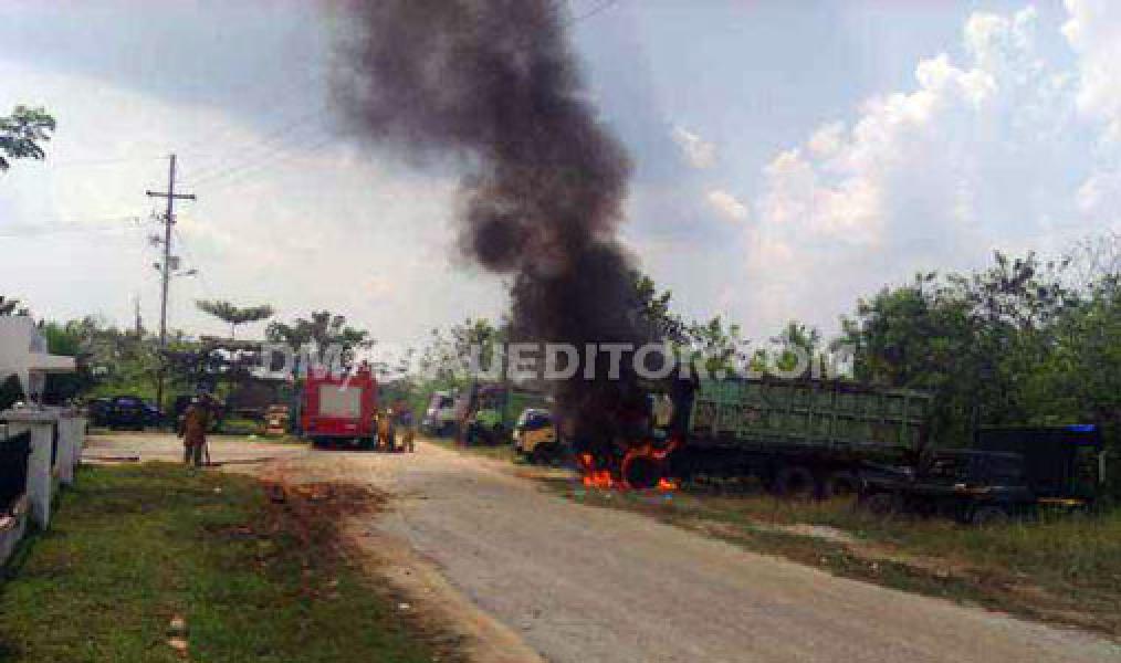 Dump Truck Tilangan Polsek Minas Terbakar, Seorang Pria Misterius Hangus