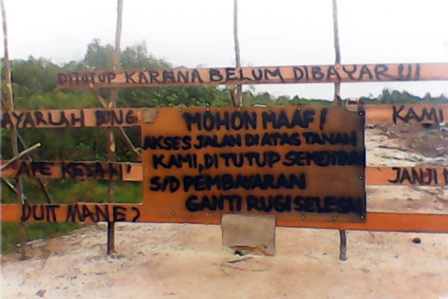 Masyarakat Blokir Jalan Lintas Ujung Dorak