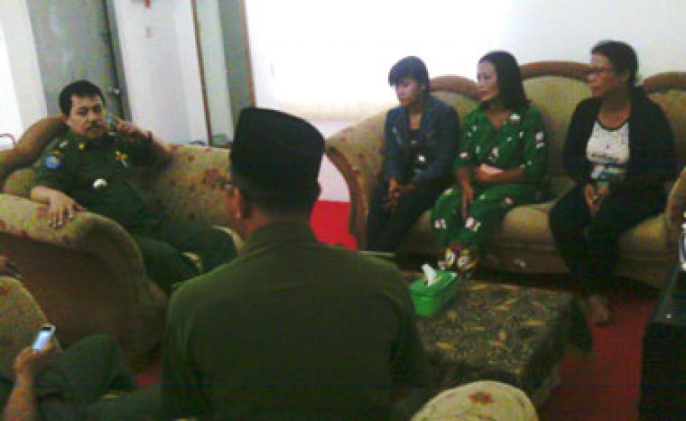 Pemilik Warung Remang-remang Datangi Kantor Camat