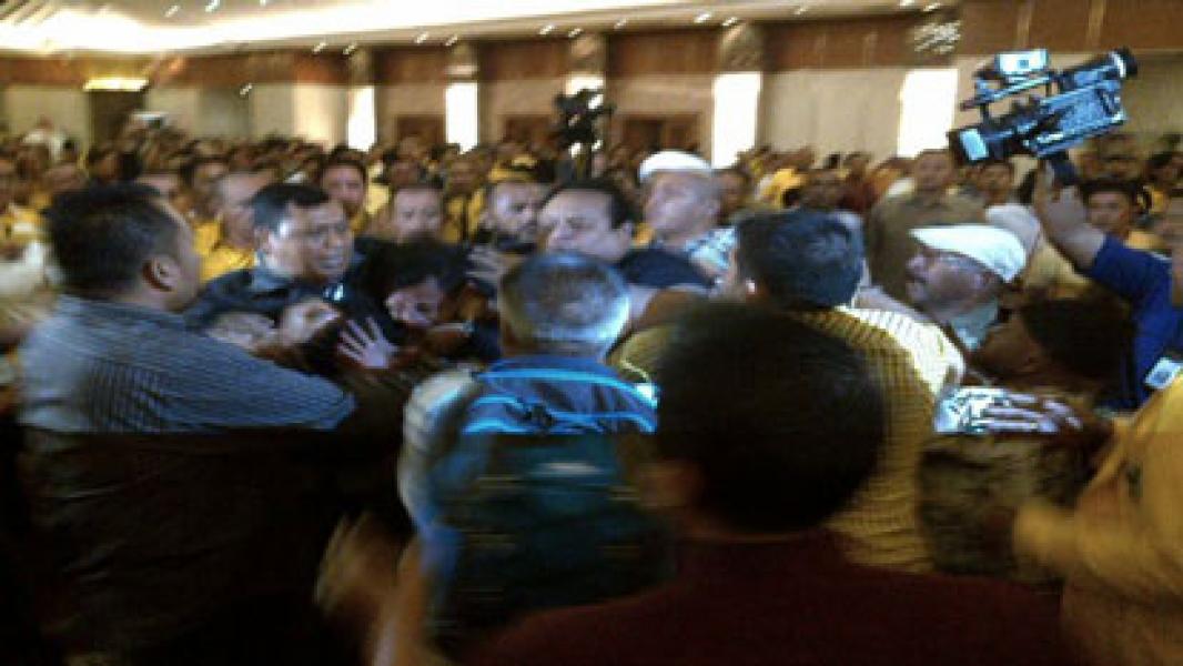Pertemuan DPD Golkar Versi Ical Diwarnai Insiden Kericuhan