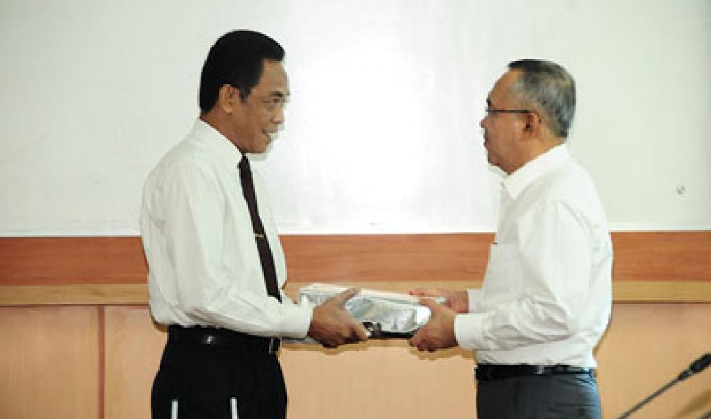 Plt Gubri Sampaikan LKPD Riau 2014 ke BPK Perwakilan Riau