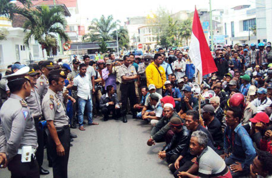Ratusan Massa Desak DPRD Usir PT Diamond dari Rohil
