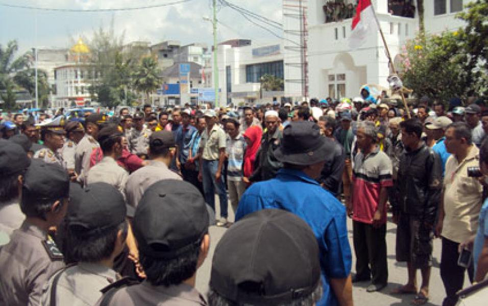 Ratusan Massa Tuntut Perusahaan Angkat Kaki, Humas Diamond Bungkam